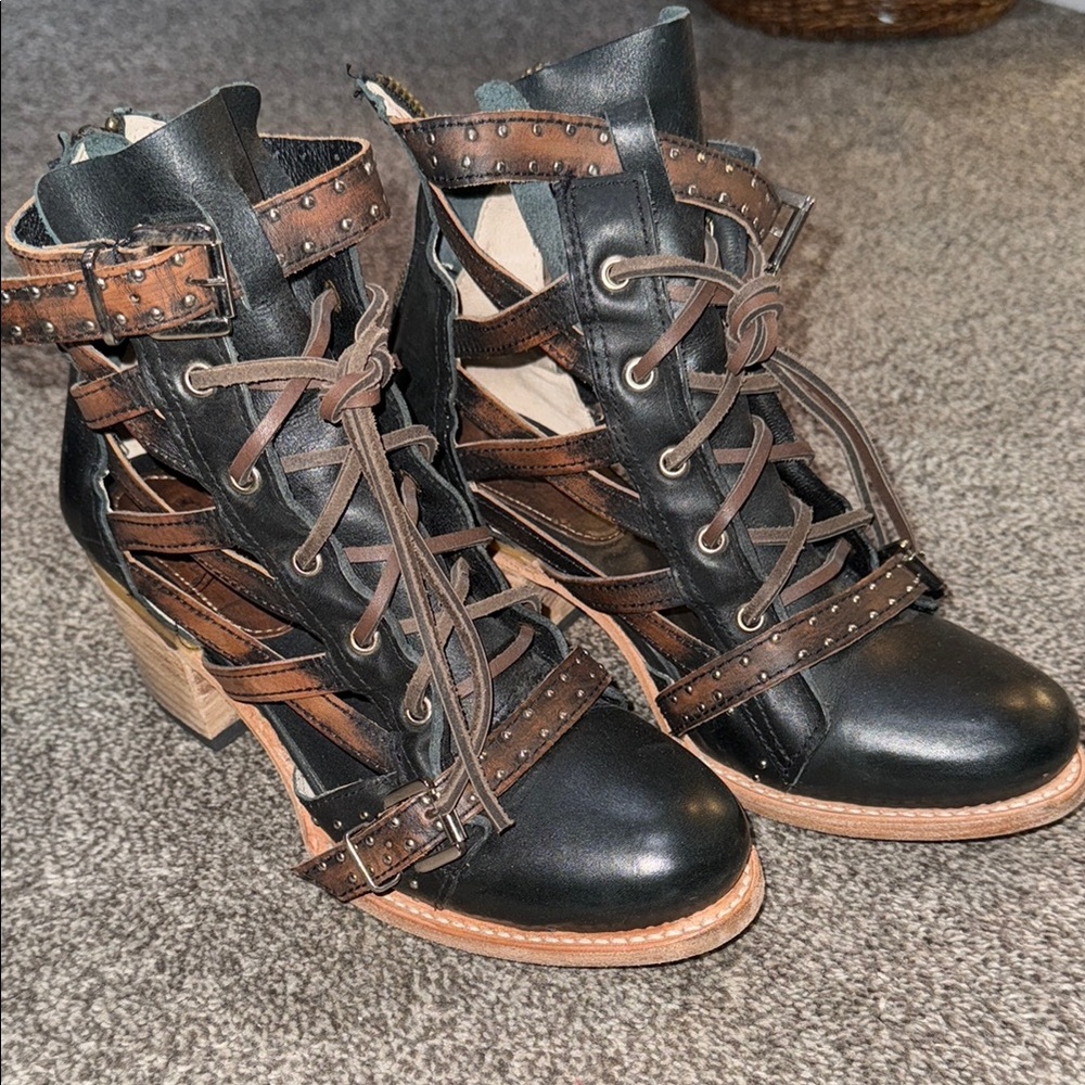 Freebird by Steven Cheyenne Black and Brown with stud detail - EUC